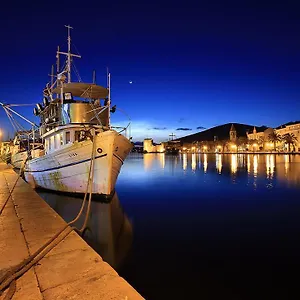 blue-view-apartments.hotels-in-trogir.com/
